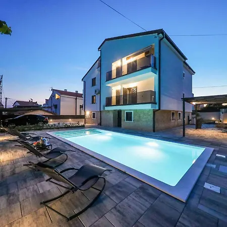 Cozy In With Heated Swimming Pool *